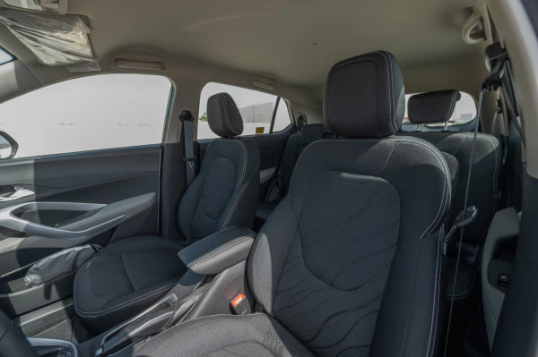  White Chevrolet Groove Photo 3