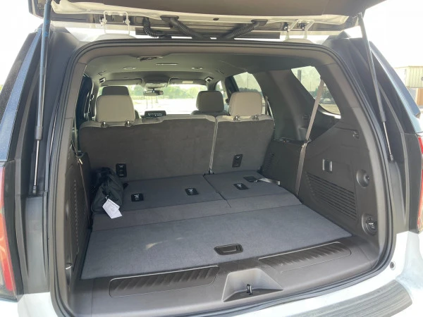  White Chevrolet Tahoe Photo 5