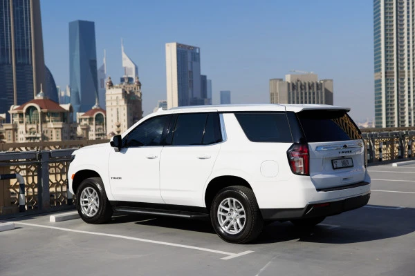  White Chevrolet Tahoe Photo 3