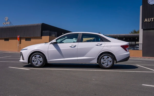  White Hyundai Accent Photo 2