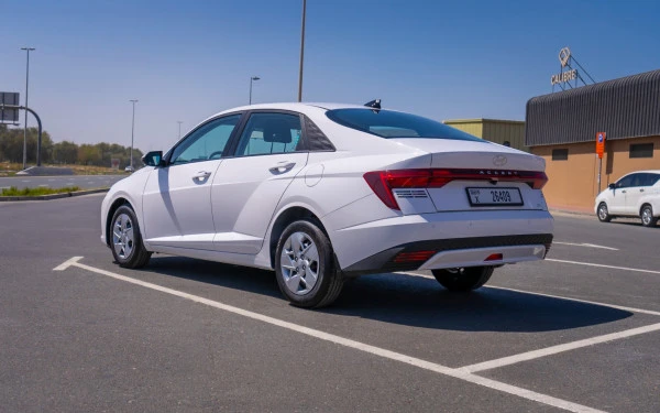  White Hyundai Accent Photo 3