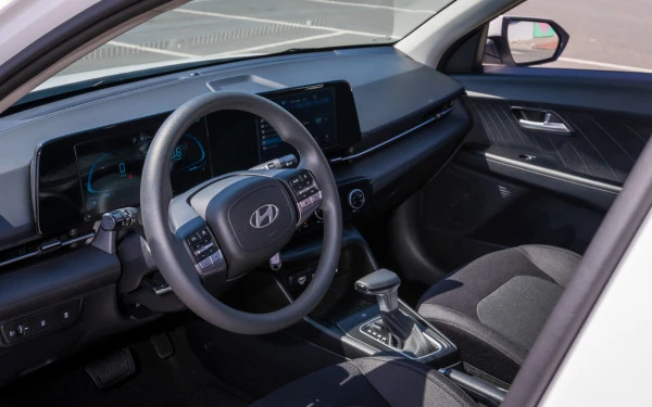  White Hyundai Accent Photo 8