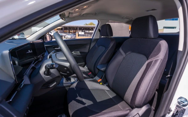  White Hyundai Accent Photo 9