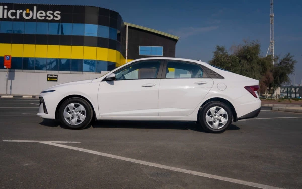  White Hyundai Accent Photo 2