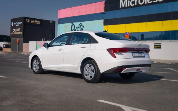  White Hyundai Accent Photo 3