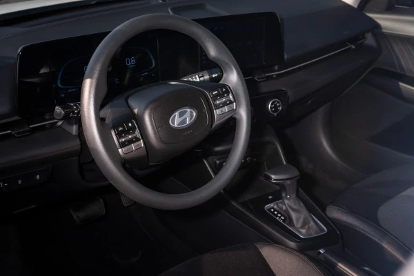  White Hyundai Accent Photo 8