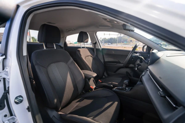  White Hyundai Accent Photo 11