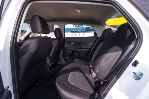  White Hyundai Accent Photo 10