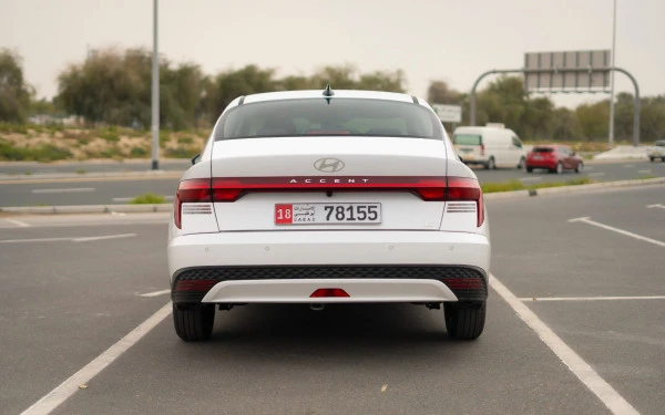  White Hyundai Accent Photo 5