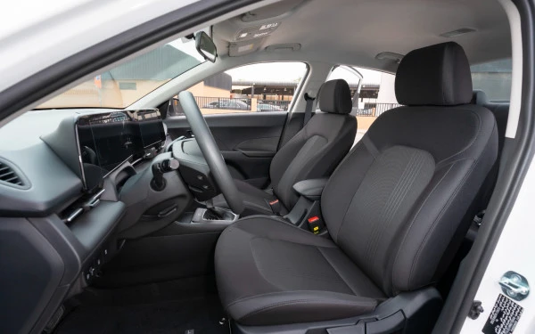  White Hyundai Accent Photo 8