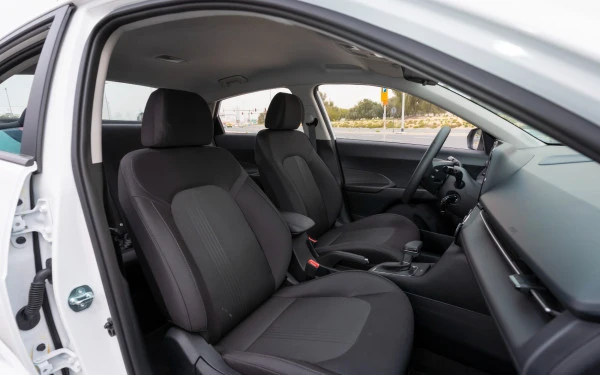  White Hyundai Accent Photo 12