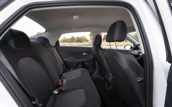  White Hyundai Accent Photo 10