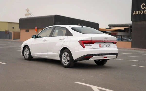  White Hyundai Accent Photo 4