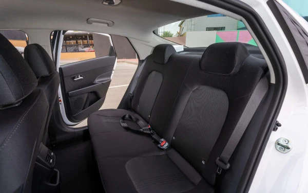  White Hyundai Accent Photo 9