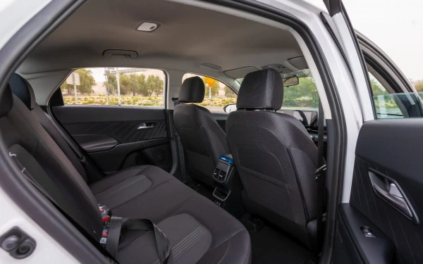  White Hyundai Accent Photo 10