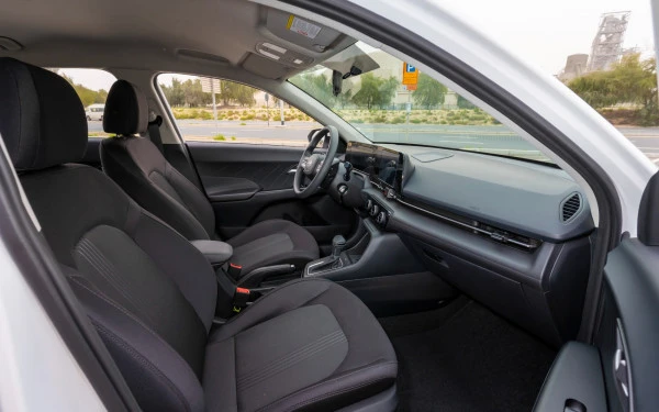  White Hyundai Accent Photo 12