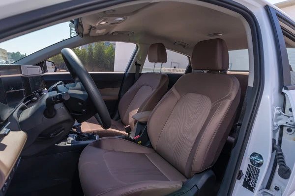  White Hyundai Accent Photo 3