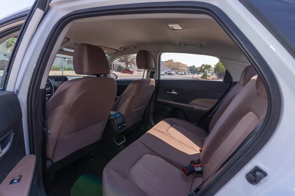  White Hyundai Accent Photo 4