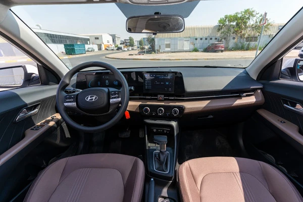  White Hyundai Accent Photo 13