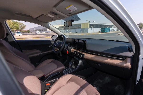  White Hyundai Accent Photo 14