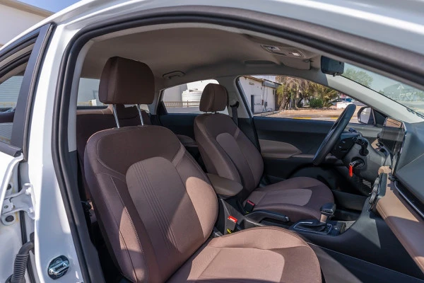  White Hyundai Accent Photo 17