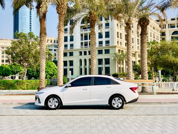  White Hyundai Accent Photo 4