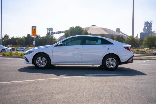  White Hyundai Elantra Photo 3
