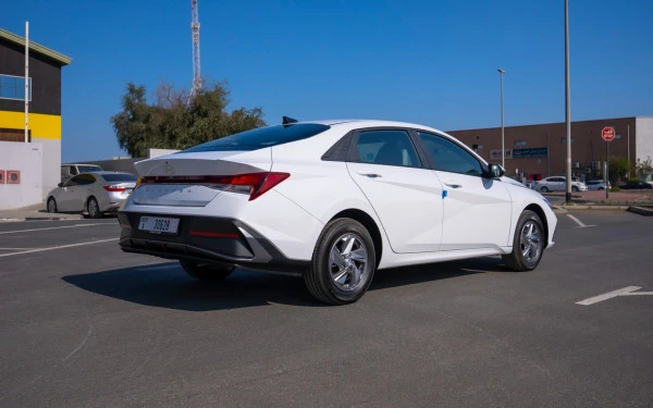  White Hyundai Elantra Photo 5