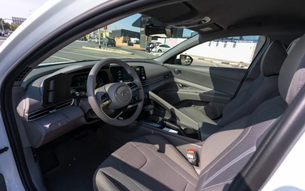  White Hyundai Elantra Photo 6