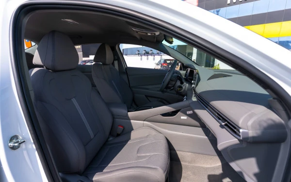  White Hyundai Elantra Photo 7