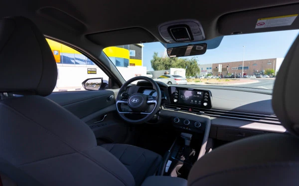  White Hyundai Elantra Photo 9