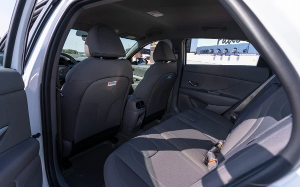  White Hyundai Elantra Photo 12