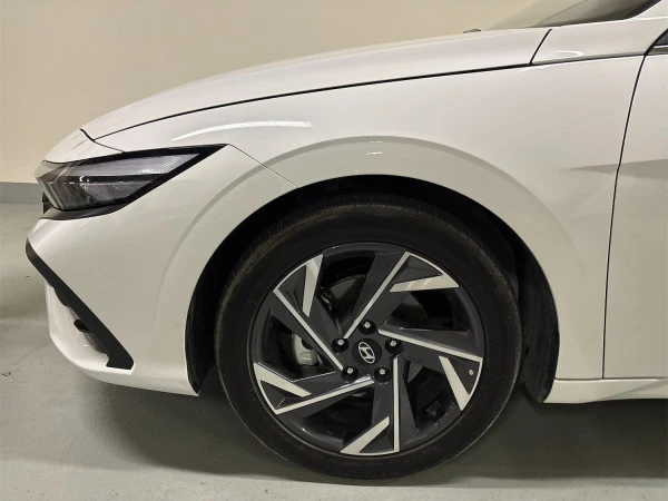  White Hyundai Elantra Photo 2