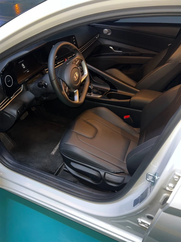  White Hyundai Elantra Photo 3