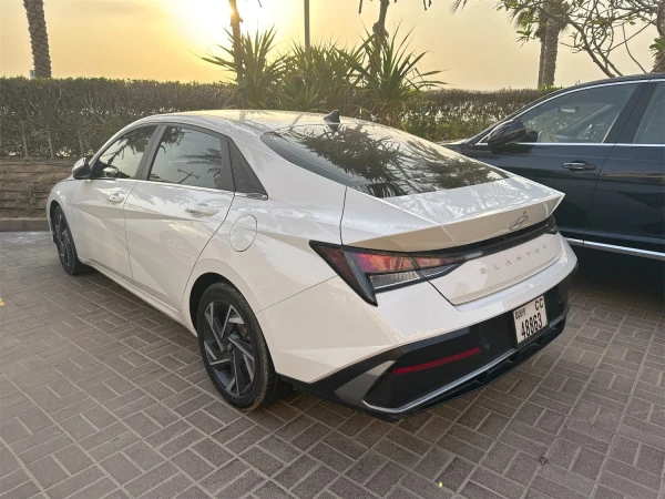  White Hyundai Elantra Photo 4