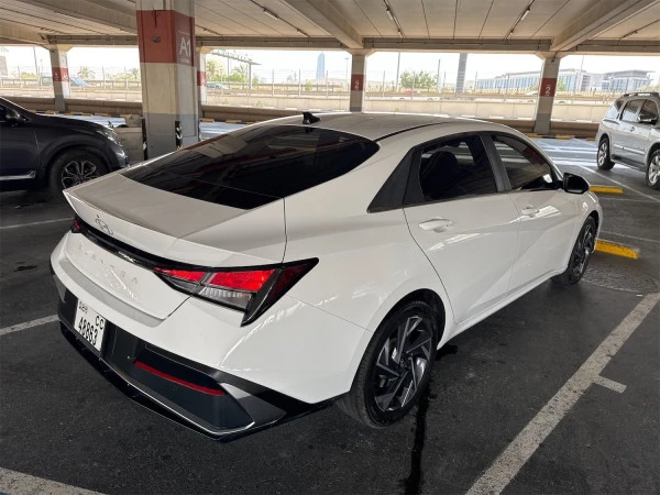  White Hyundai Elantra Photo 5