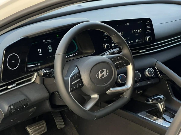  White Hyundai Elantra Photo 6
