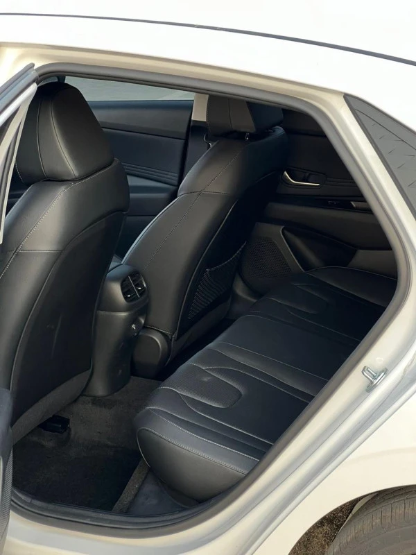  White Hyundai Elantra Photo 7