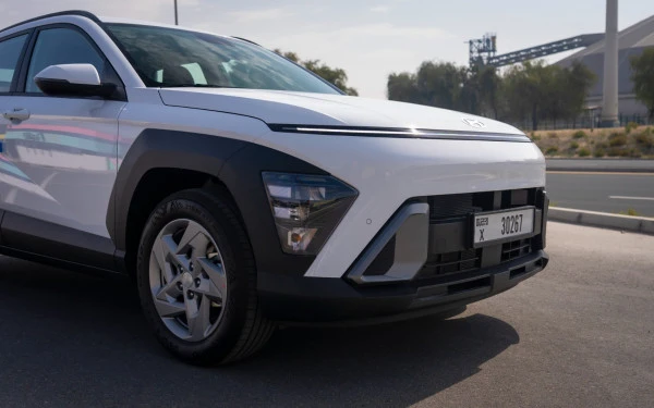  White Hyundai Kona Photo 2