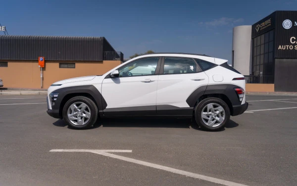  White Hyundai Kona Photo 5