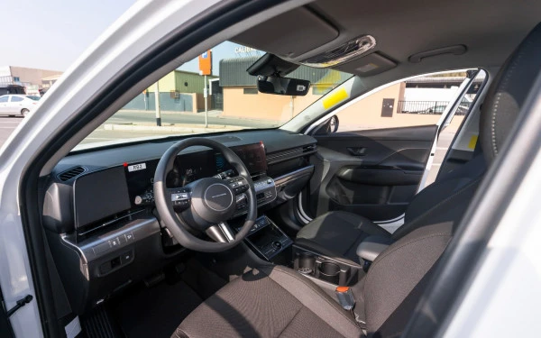  White Hyundai Kona Photo 6