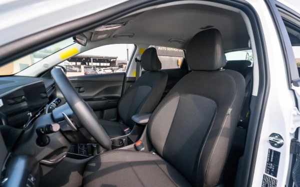  White Hyundai Kona Photo 7