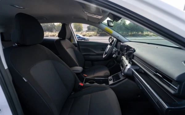  White Hyundai Kona Photo 8