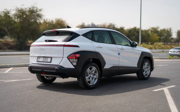  White Hyundai Kona Photo 6