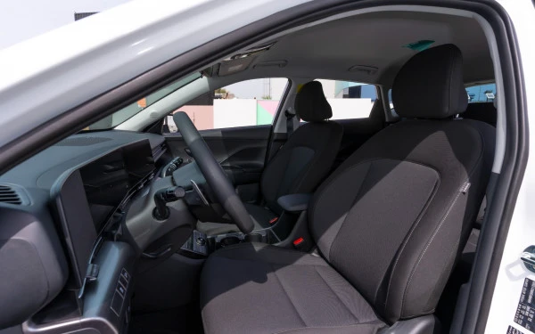  White Hyundai Kona Photo 8