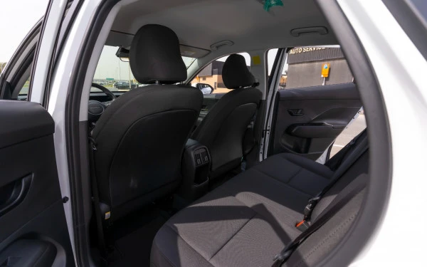  White Hyundai Kona Photo 9