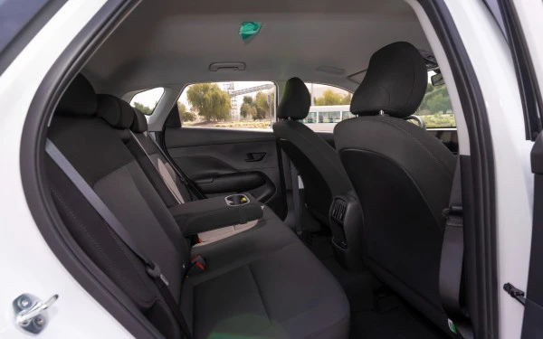  White Hyundai Kona Photo 11