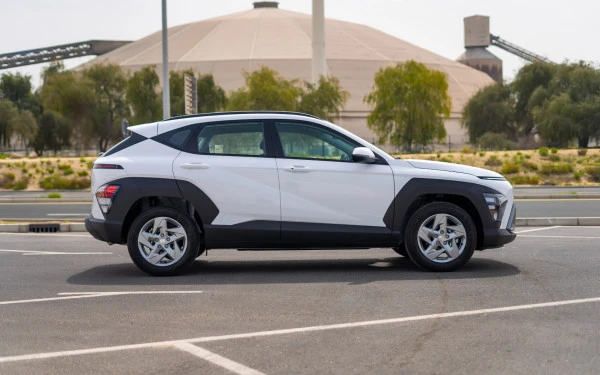  White Hyundai Kona Photo 2