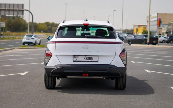 White Hyundai Kona Photo 4
