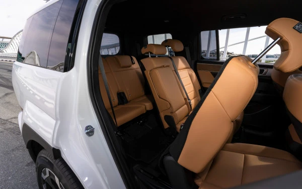  White Hyundai Santa Fe Photo 11